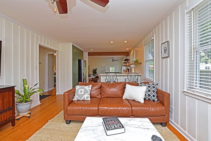Cheerful 2-bedroom Cottage W/ Beautiful Yard - Wilmington, NC