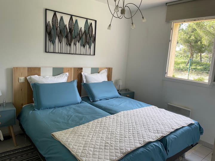 La habitación tranquila con vistas a la maleza: 2 camas de 90*200, 2 mesitas de noche con lámparas táctiles ajustables y un televisor de 42" en la pared