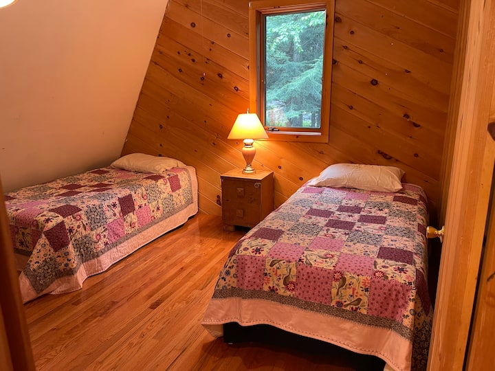 Chambre avec lits jumeaux à l'étage