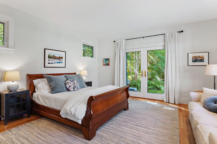 Chambre au rez-de-chaussée avec salle de bain attenante et entrée privée au jacuzzi