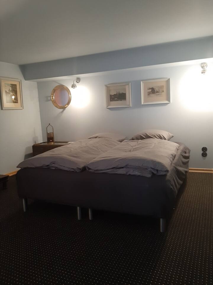 Upper sleeping area with double bed (or twin)