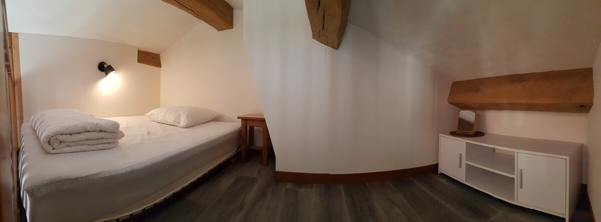 תמונה פנורמית. שימו לב לסוג זה של תמונה שיכולה לשנות את הרושם של הגודל. זהו אזור שינה קטן.