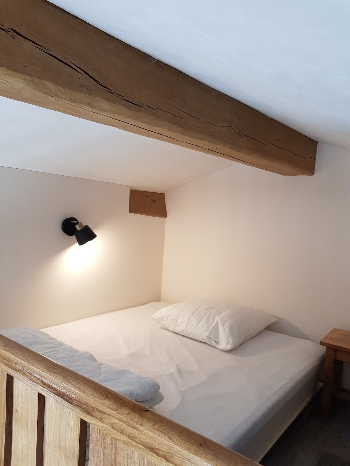 מיטת קומת ביניים ב -140. שימו לב, יש תקרה נמוכה. מעולה לבני נוער...