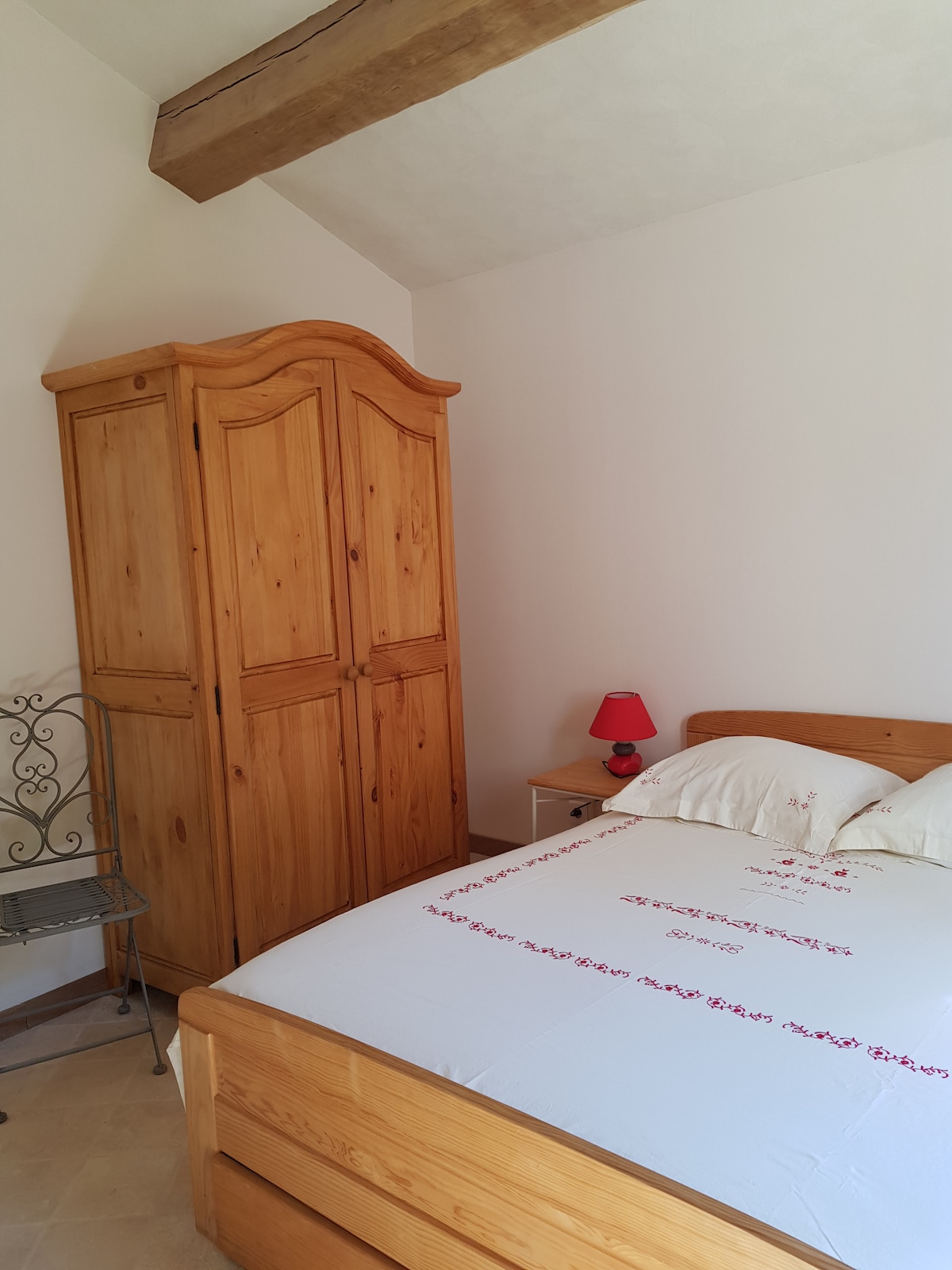 ארון אחסון קטן עם מרחב תלייה.