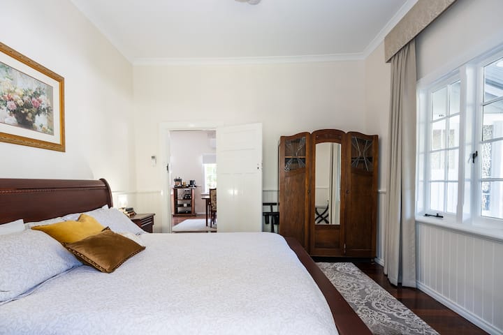 Dormitorio 1 con cama king y puertas francesas que se abren a la terraza