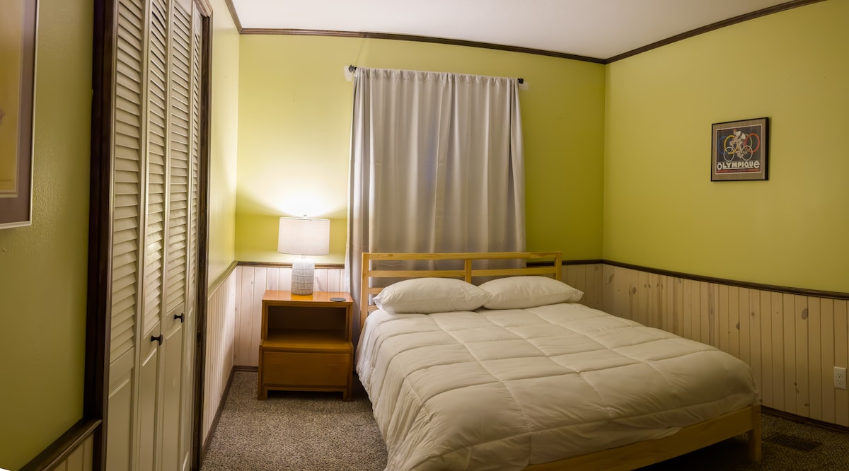 Derde slaapkamer met tweepersoonsbed - kastdeuren aan de linkerkant.