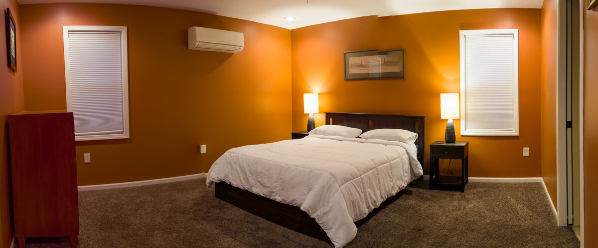 De hoofdslaapkamer heeft een eigen split-unit temperatuurbeheersingssysteem.

De hoofdbaddeur is aan de rechterkant.

Dit is een ruime slaapkamer met een grote inloopkast.