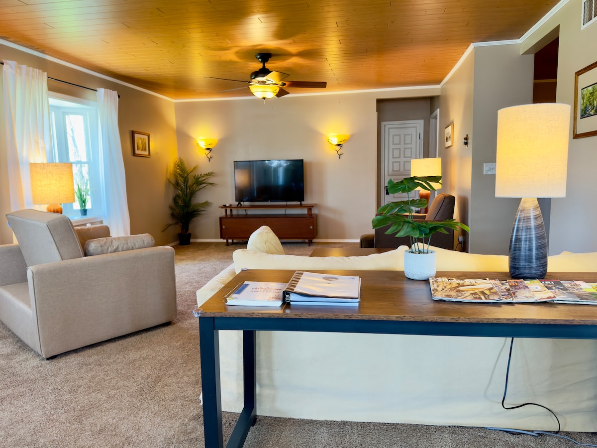 Centrale woonkamer met een smart-tv.