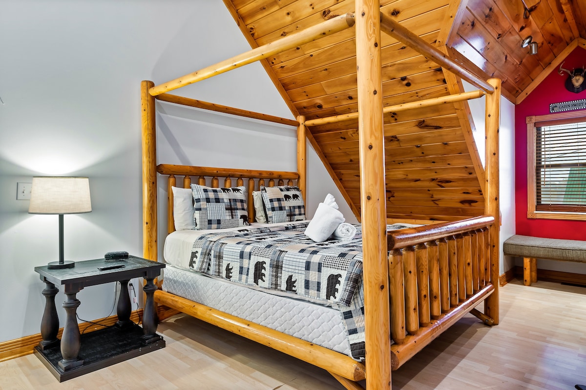 El dormitorio #2 en el último piso tiene su propio porche privado con vistas a la montaña y baño privado.