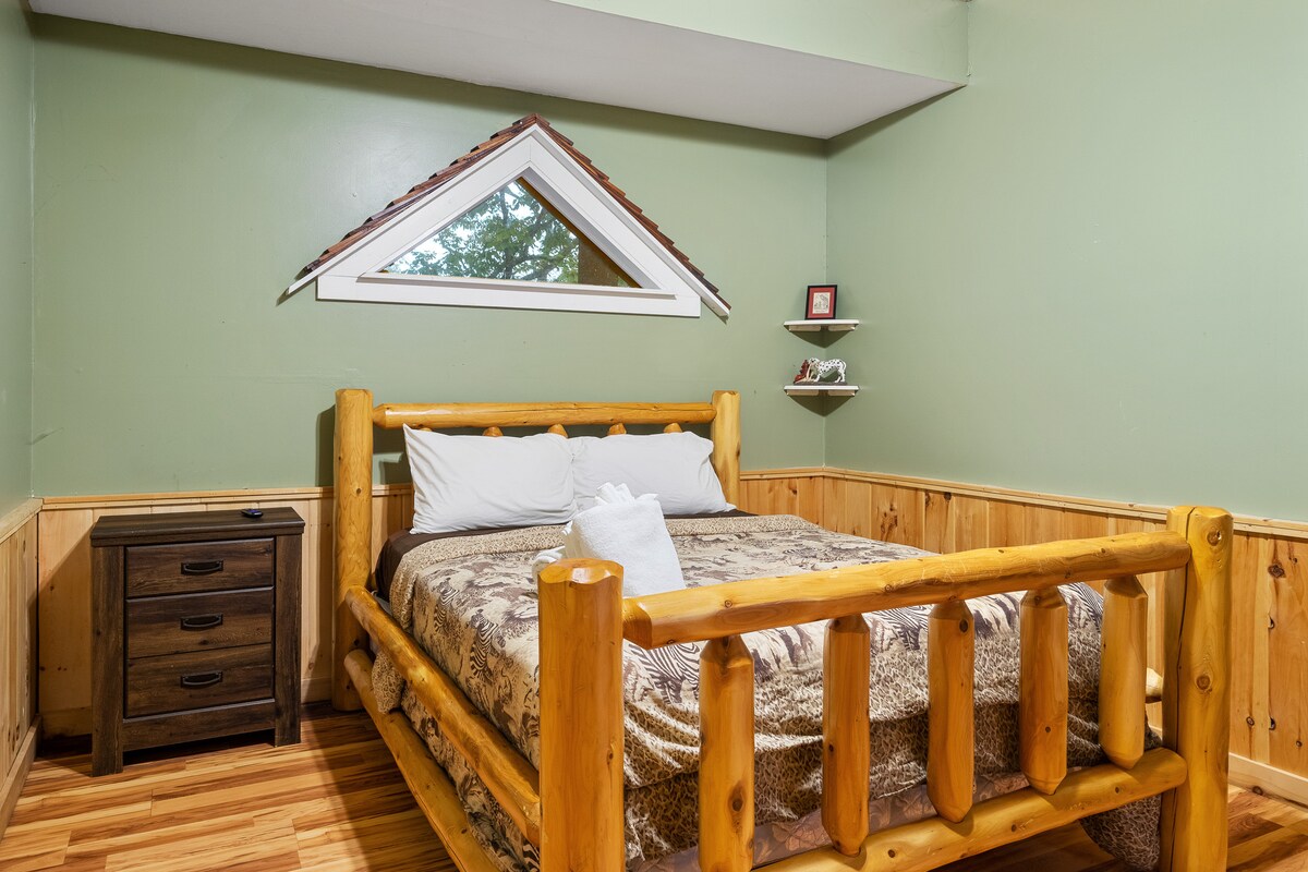 El dormitorio n.º3 está en la planta baja de la sala de juegos. Acomódate y mira tu programa favorito antes de dormir