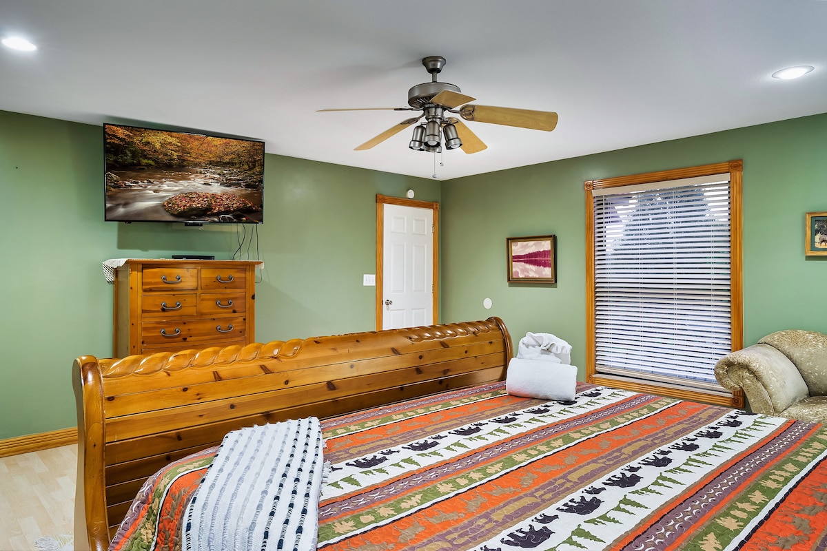 El dormitorio principal está fuera de la sala de estar principal y tiene su propio baño privado.