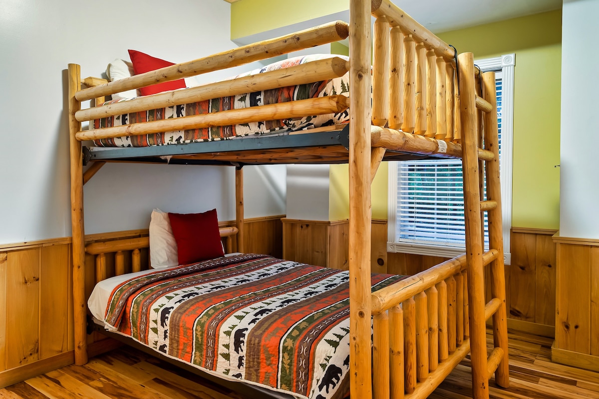 El dormitorio 5 está directamente fuera de la sala de juegos. Esta litera tamaño queen es perfecta para grupos más grandes o familias.