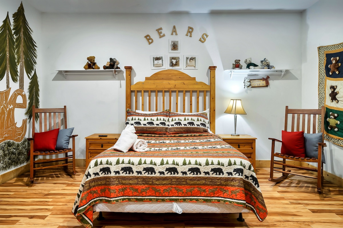 El dormitorio #4 fuera de la sala de juegos es perfecto para la multitud de la montaña. A tu hijo menor le encantará el tema del oso:)