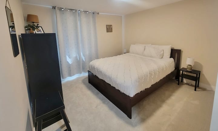 Jedna od dvije spavaće sobe s bračnim krevetima na glavnom katu s pogledom na dvorište.  Svi novi madraci i posteljina kupljeni su 2021.