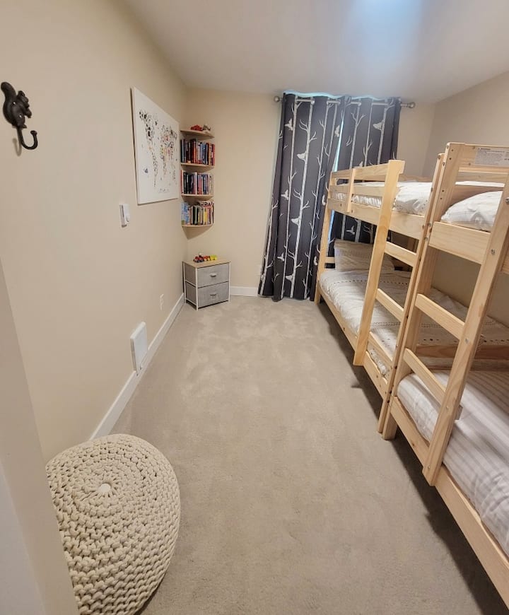 Mala, ali moćna soba na kat na glavnom katu.  Dva kreveta na kat (4 kreveta) u udobnoj sobi s knjigama i igračkama.  Pakujte se i igrajte, tanjuri za djecu dostupni su tijekom vašeg boravka. 