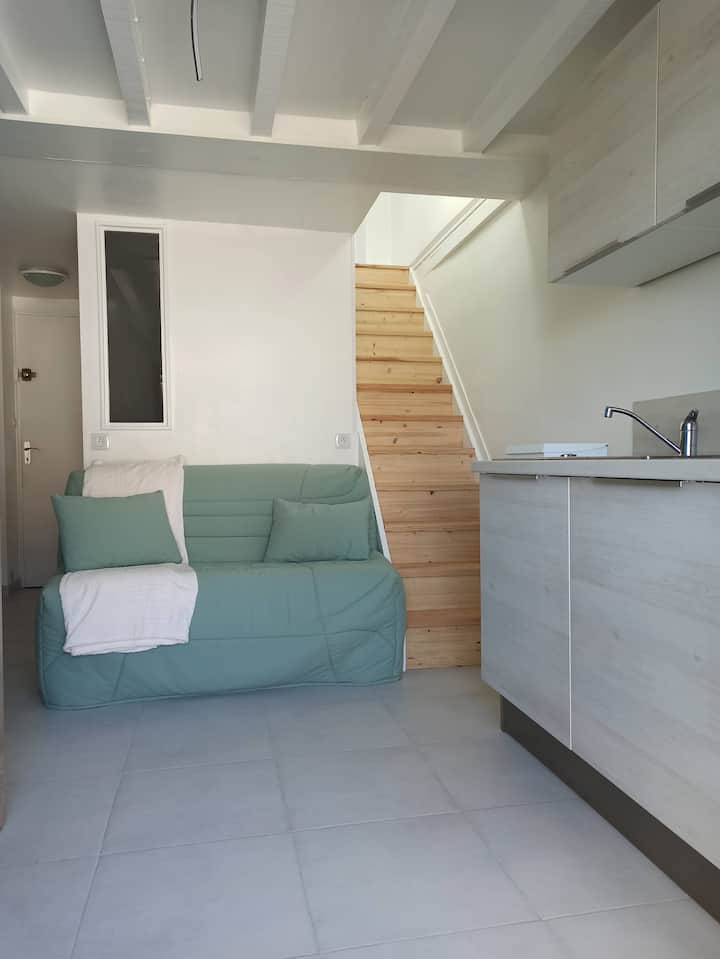 סלון + גרם מדרגות לקומת ביניים