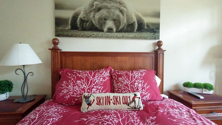 El dormitorio principal cuenta con un colchón tamaño queen de primera categoría y está bien equipado con su propio televisor vía satélite montado en la pared, muchos enchufes para cargar dispositivos y su propio termostato.