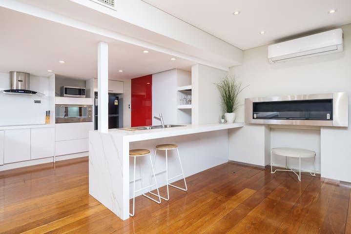 Huge Light 2 Level Entertainer Home