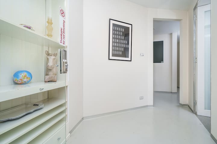 Huge Light 2 Level Entertainer Home gallery image 2