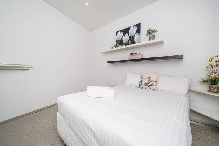 Huge Light 2 Level Entertainer Home gallery image 3