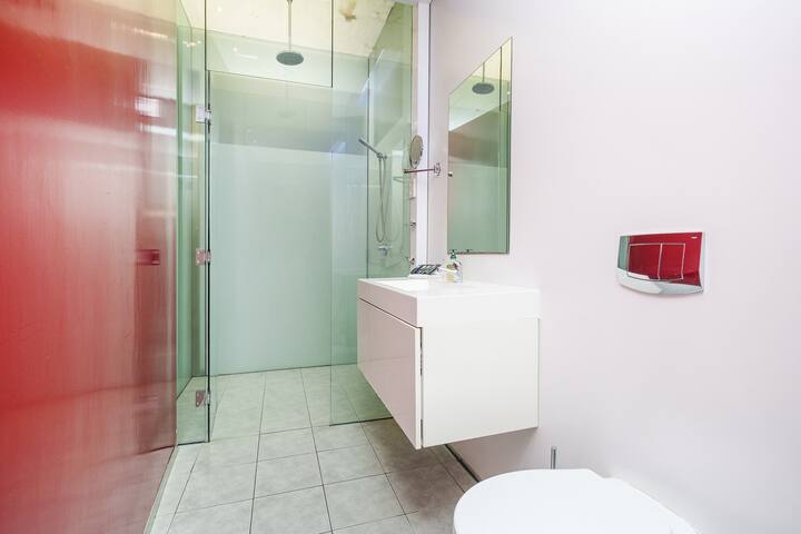 Huge Light 2 Level Entertainer Home gallery image 4