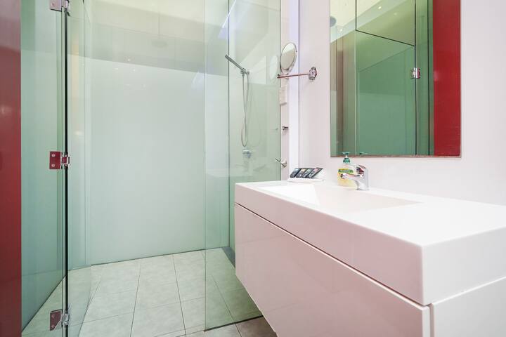 Huge Light 2 Level Entertainer Home gallery image 5