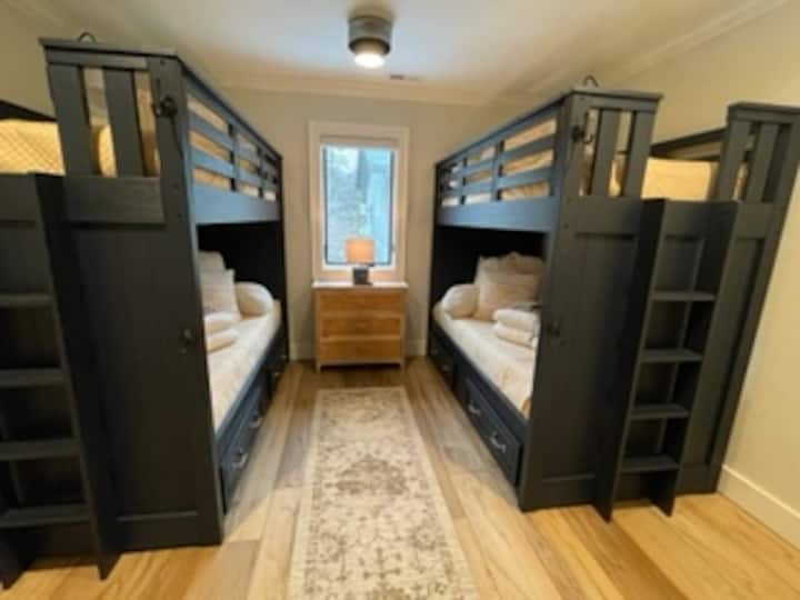 Ჰემლოკს აქვს 4 საწოლიანი ორსართულიანი ოთახი