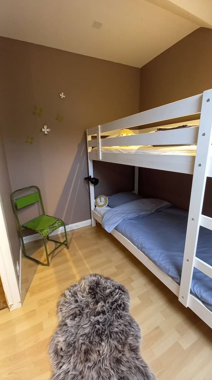 Acogedor dormitorio infantil con litera