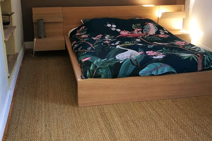 Dormitorio muy espacioso con cama doble.
