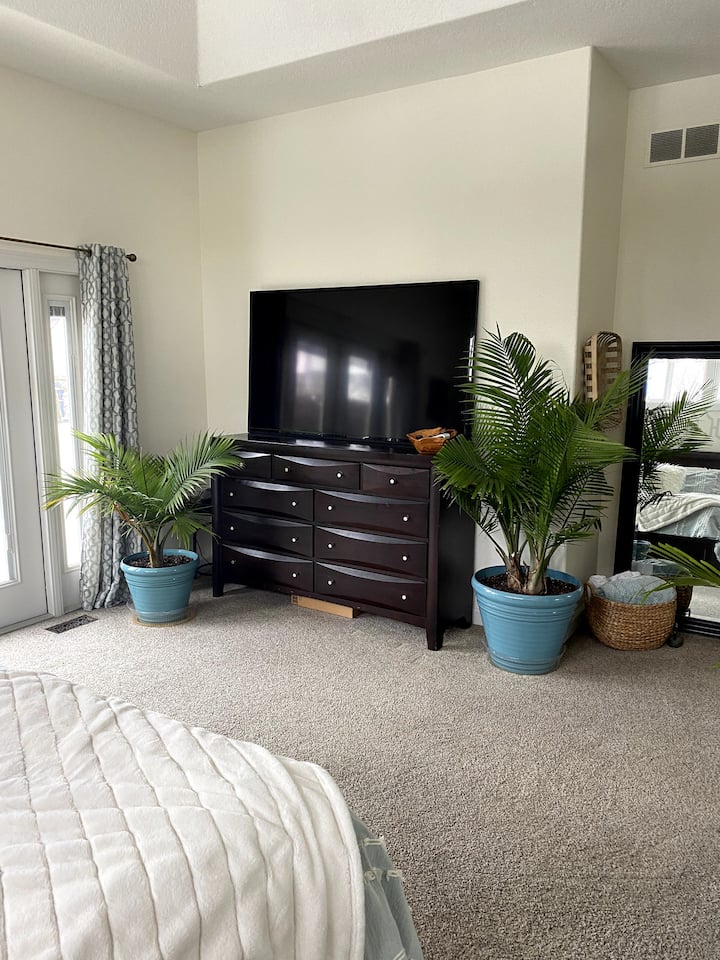 Dormitorio principal en el primer piso Cama king de 70 en TV