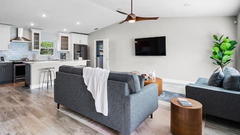Popular Airbnb listing: The Lake House - Next to Universal Studios - NEW ♥️ in Orlando