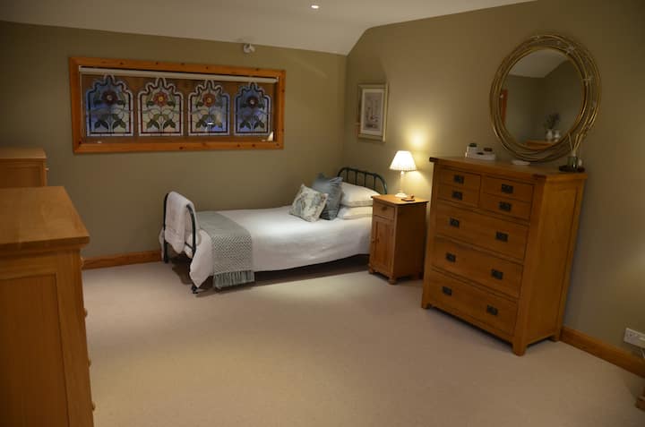 Tweepersoonskamer met aangrenzende badkamer.