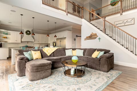 Bluegrass Boujee, Hot tub, Bar, Game room