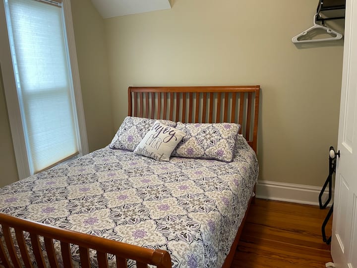 卧室# 3 -楼下标准双人床卧室