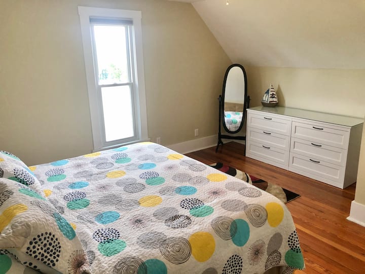 1号卧室-特大号卧室。