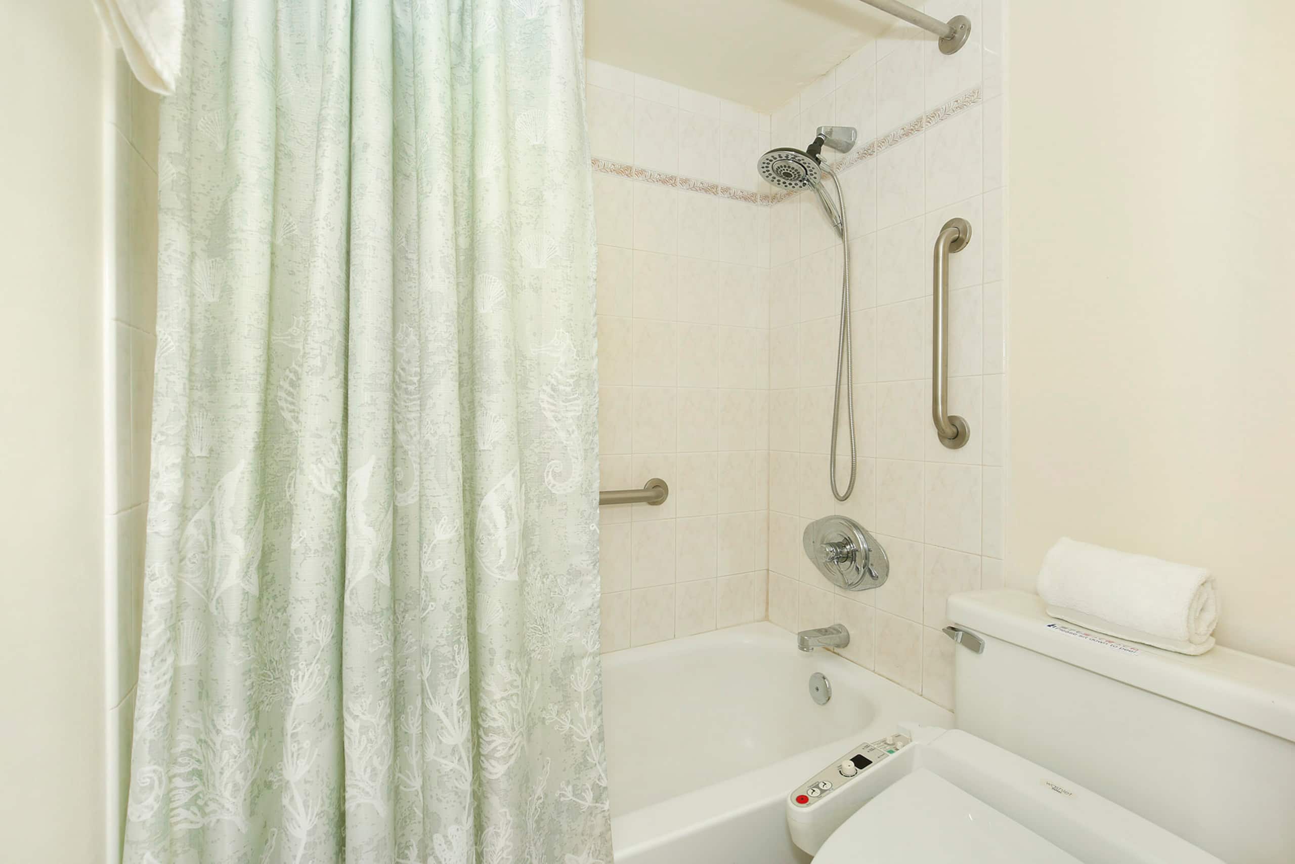 Condo in Honolulu · ★4.76 · 1 bedroom · 3 beds · 1 private bath - Image 12