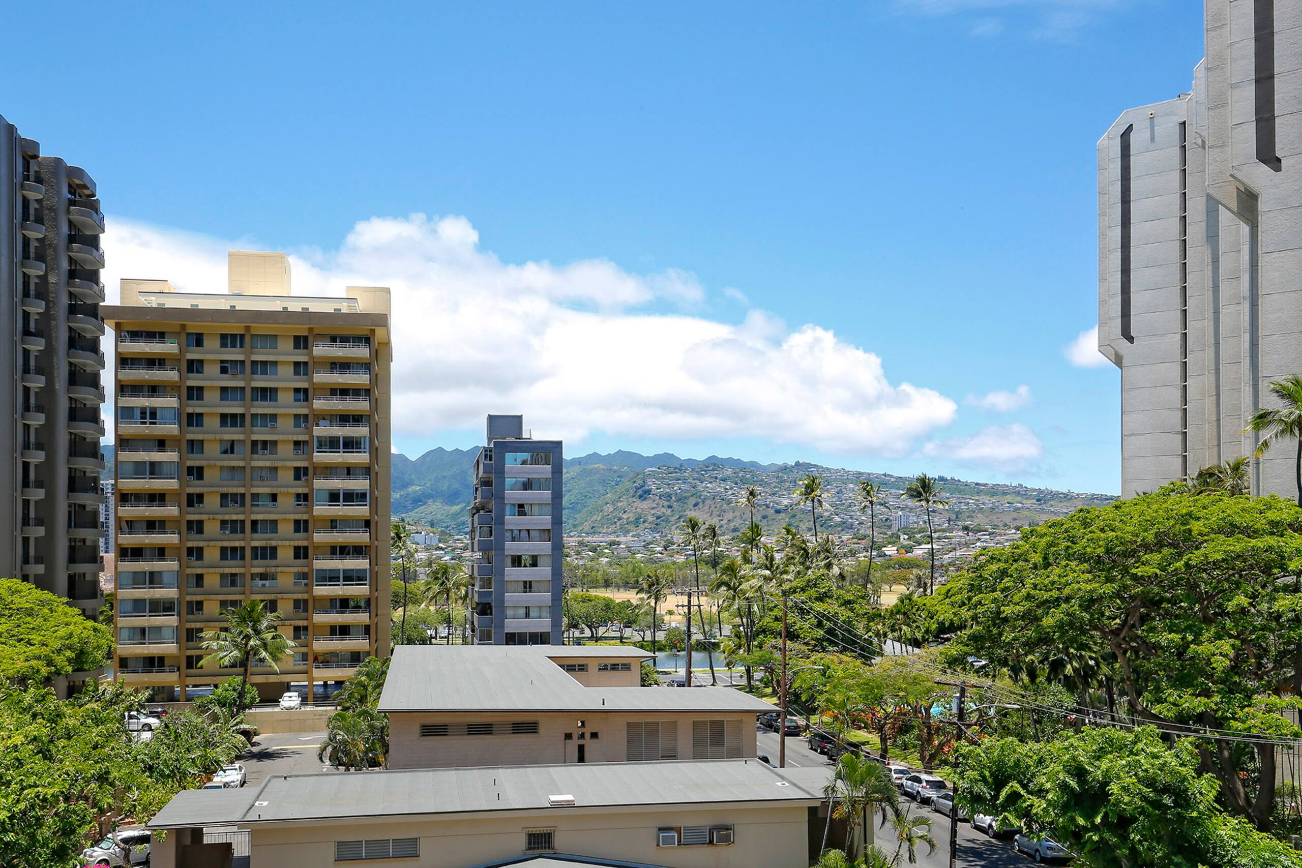 Condo in Honolulu · ★4.76 · 1 bedroom · 3 beds · 1 private bath - Image 14