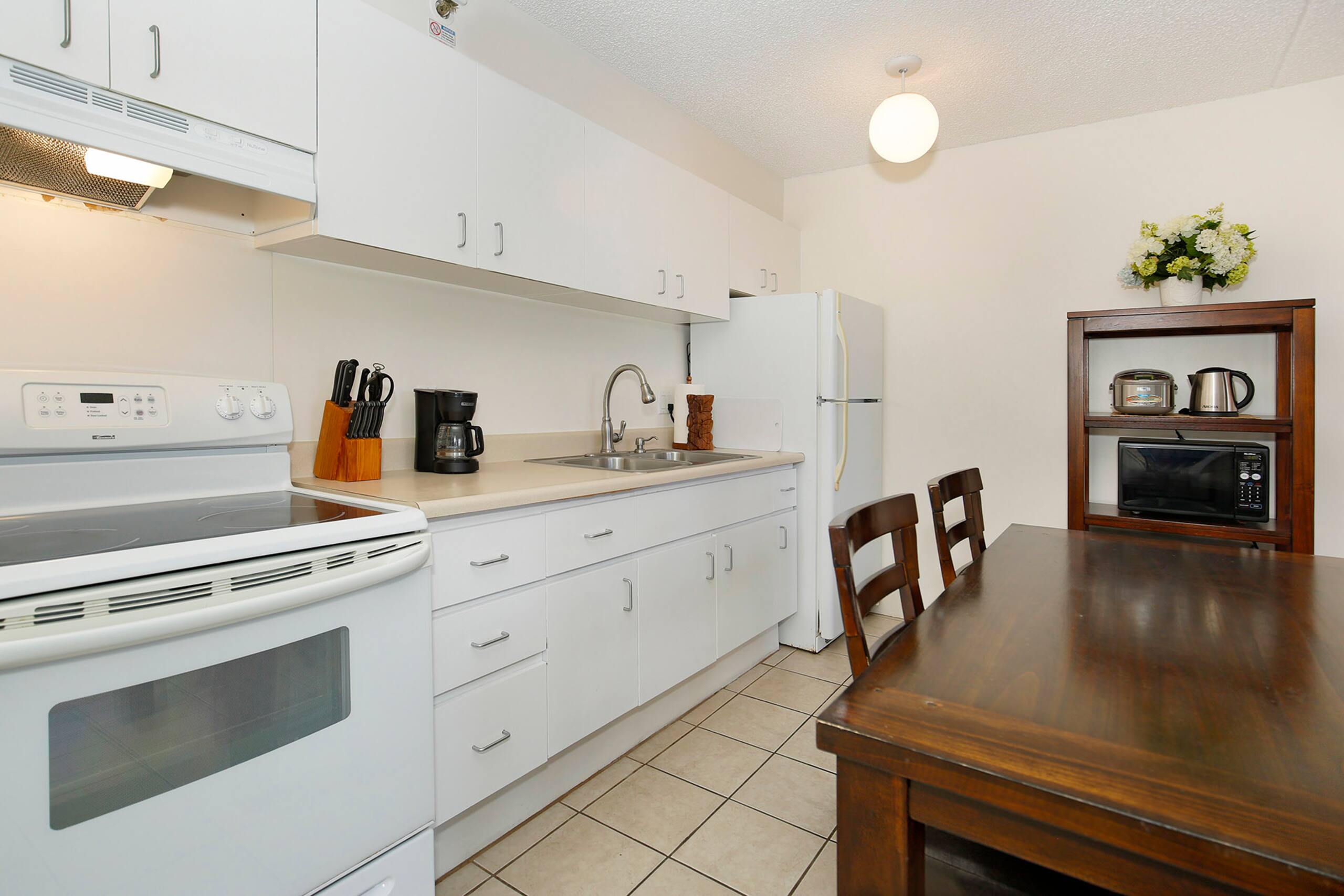 Condo in Honolulu · ★4.76 · 1 bedroom · 3 beds · 1 private bath - Image 7