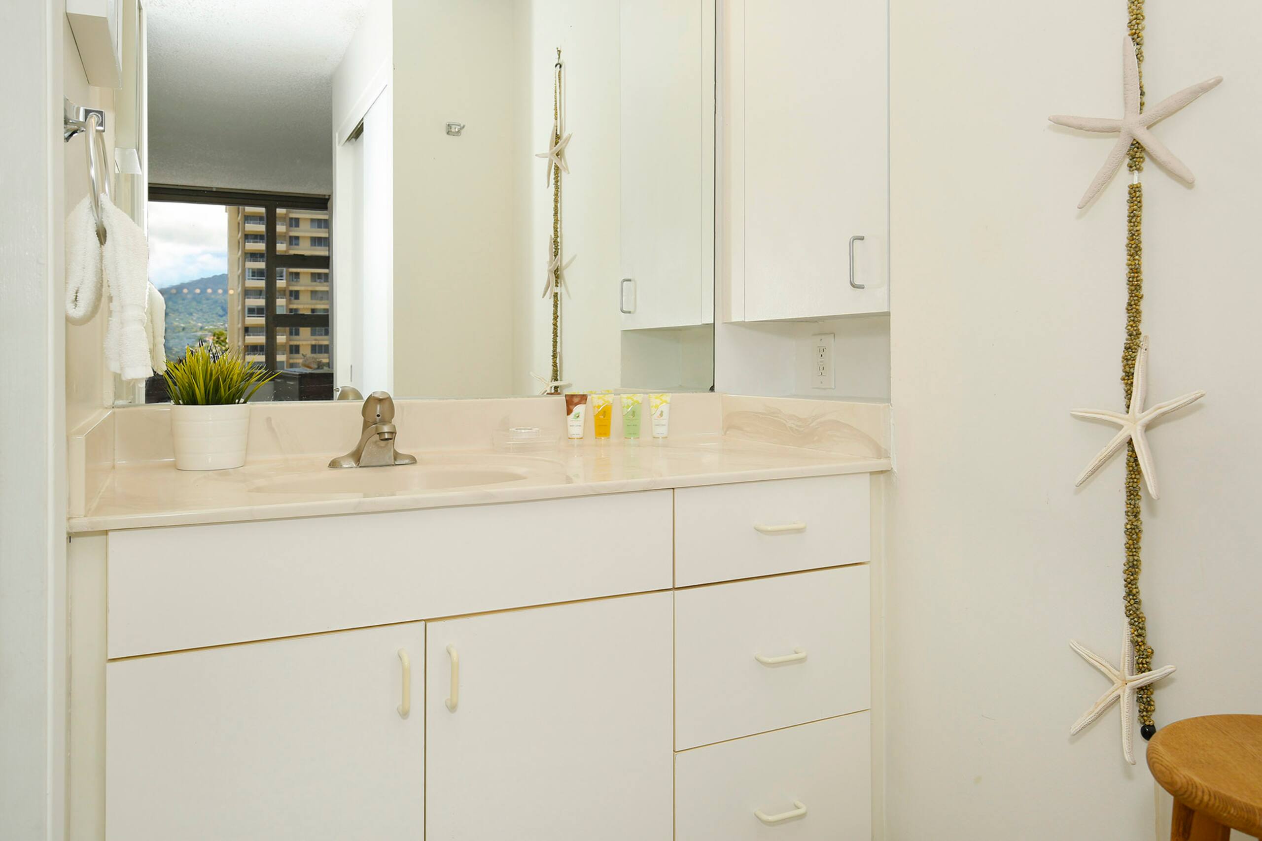 Condo in Honolulu · ★4.76 · 1 bedroom · 3 beds · 1 private bath - Image 11