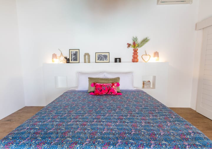 带装饰架的卧室