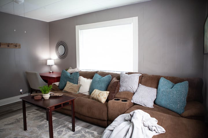 Cozy Apt #1 Freshly Renovated & Central Location - Kokomo, IN