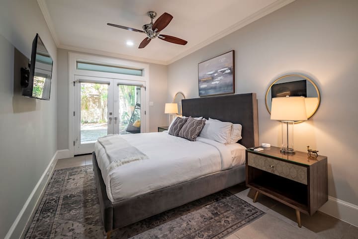 Легло тип Кинг с първокласен матрак гледа към градината. 