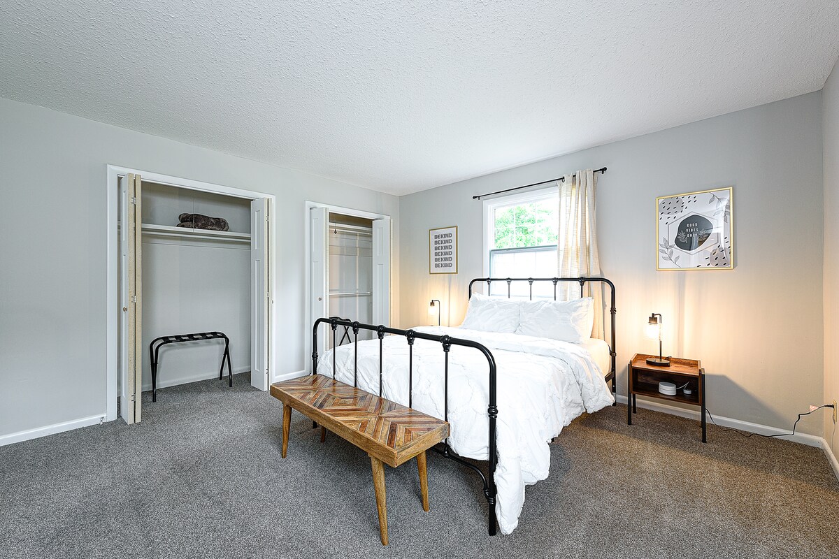 Гостинска соба со голем брачен кревет (широк 150-179 см 