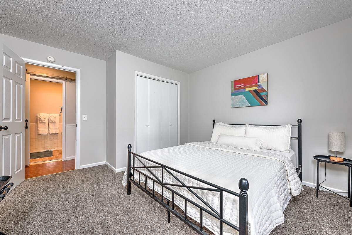 Главна спална соба со бања во собата со брачен кревет (широк 150-179 см) 