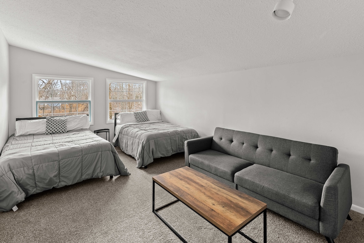 2 полни кревета и соба со футон