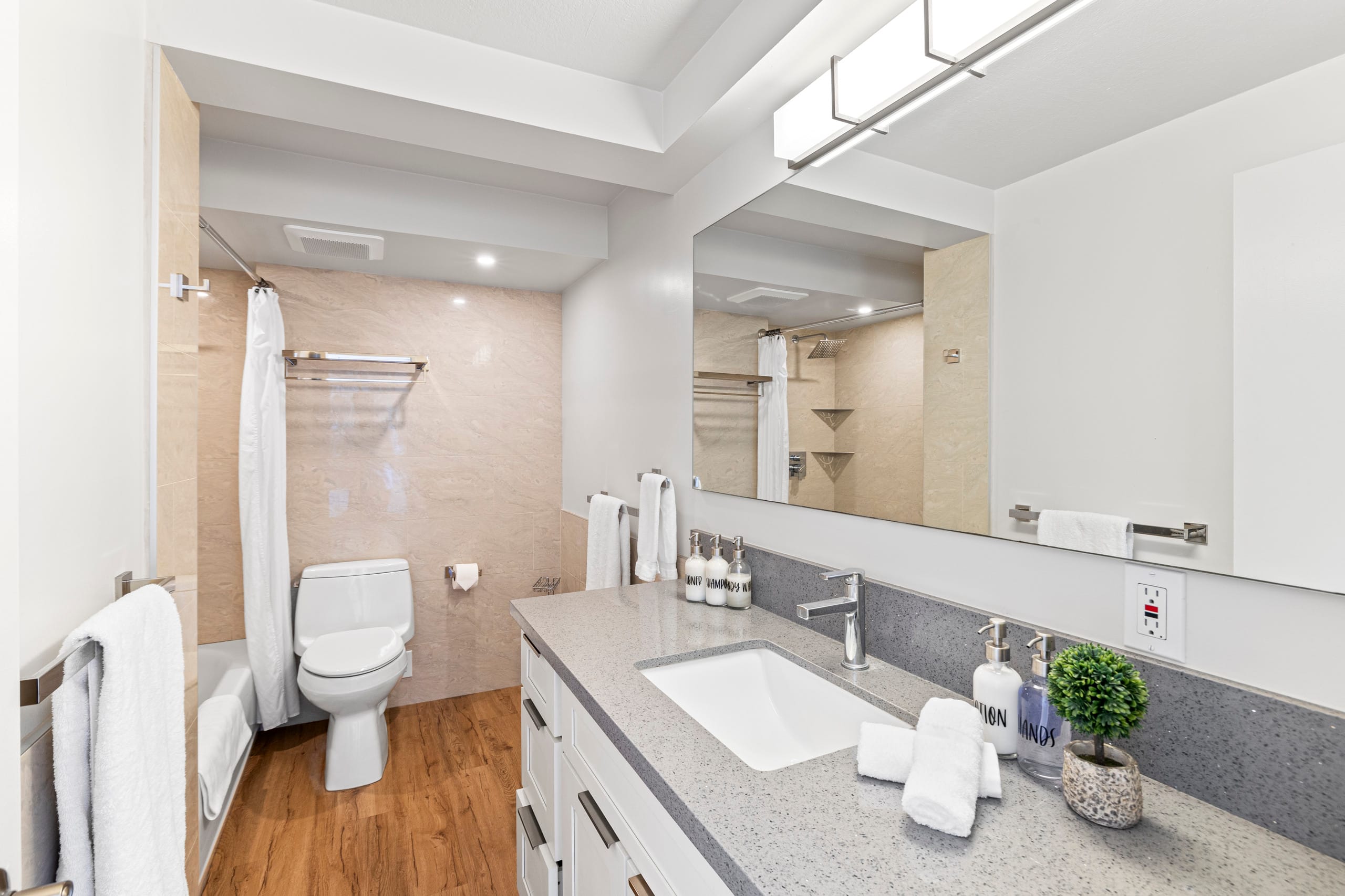 Condo in Honolulu · ★4.95 · 2 bedrooms · 4 beds · 2 baths - Image 21
