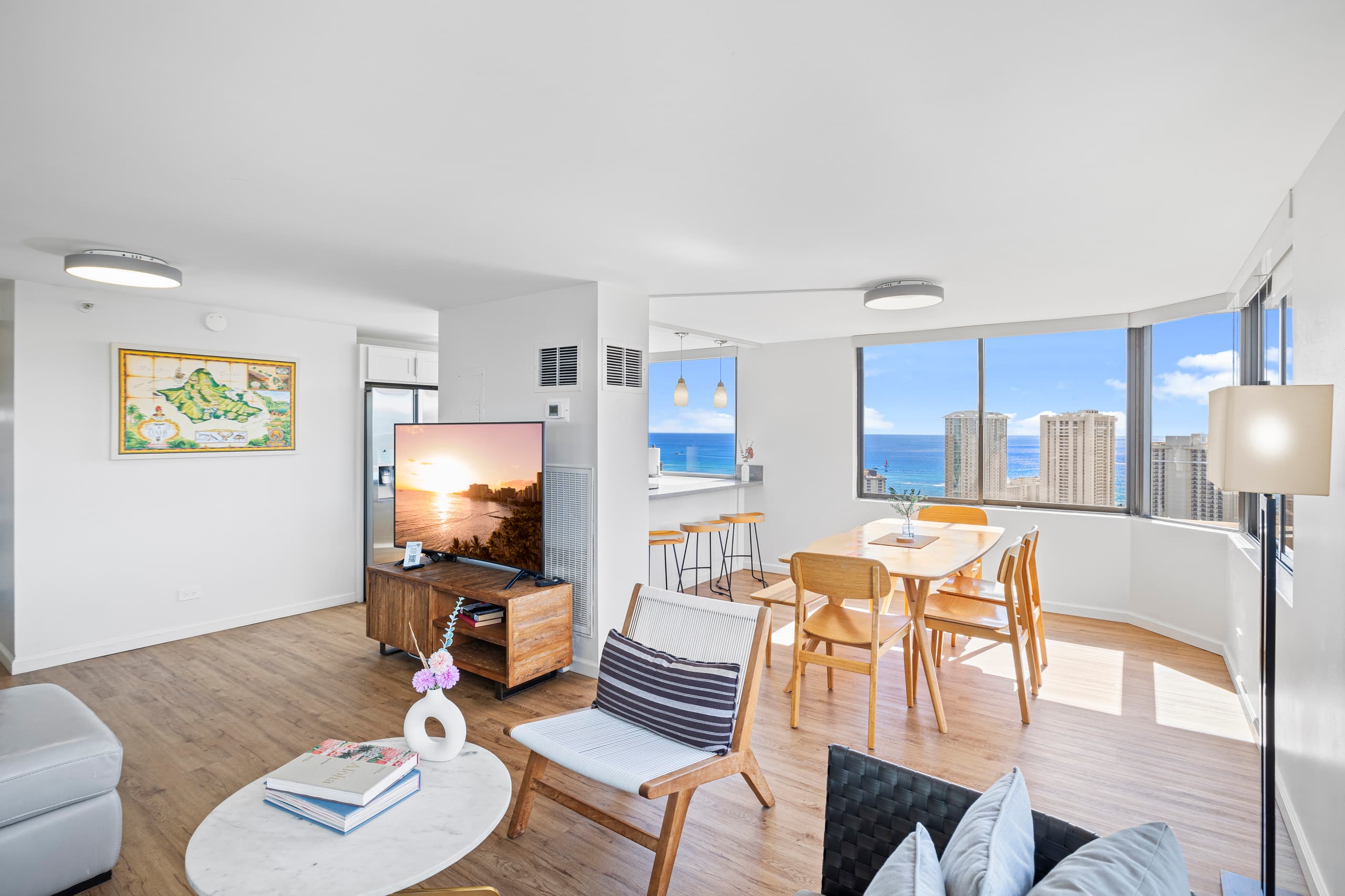 Condo in Honolulu · ★4.95 · 2 bedrooms · 4 beds · 2 baths - Image 6