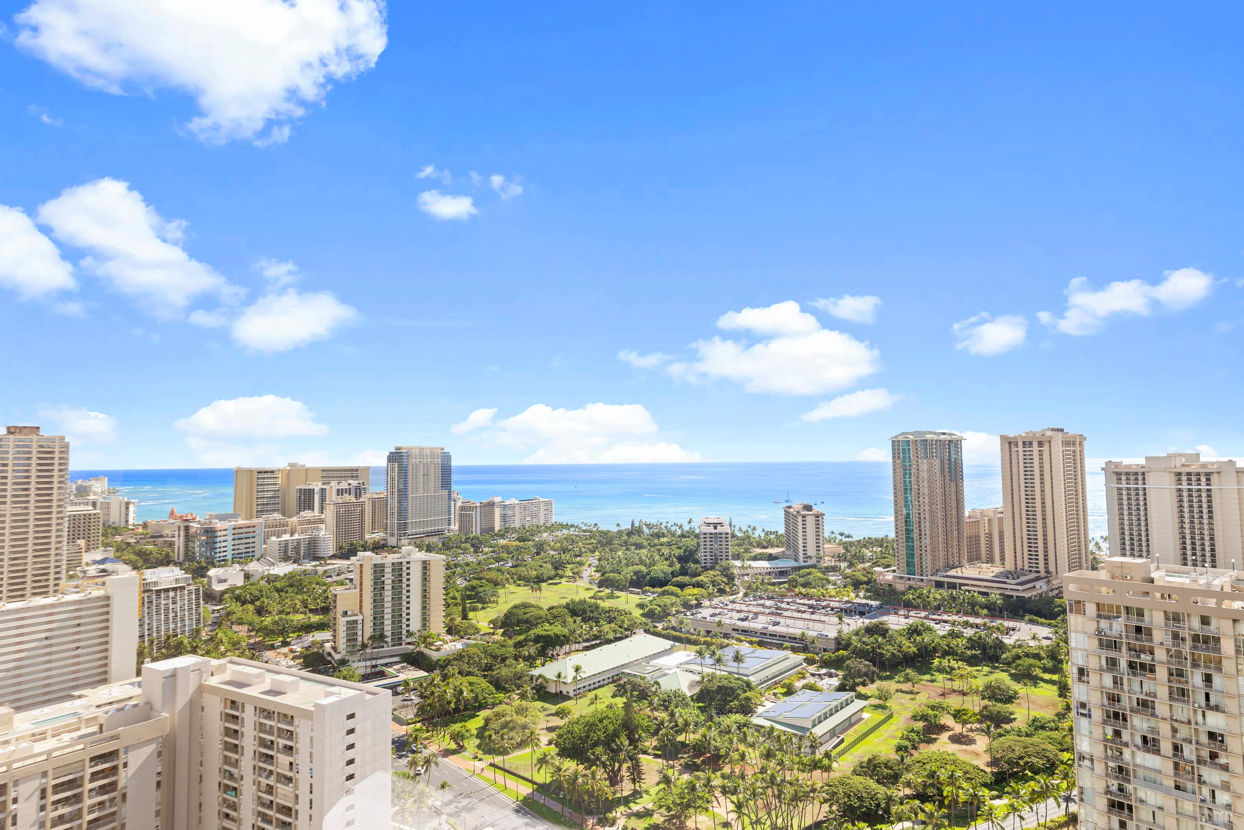 Condo in Honolulu · ★4.95 · 2 bedrooms · 4 beds · 2 baths - Image 28