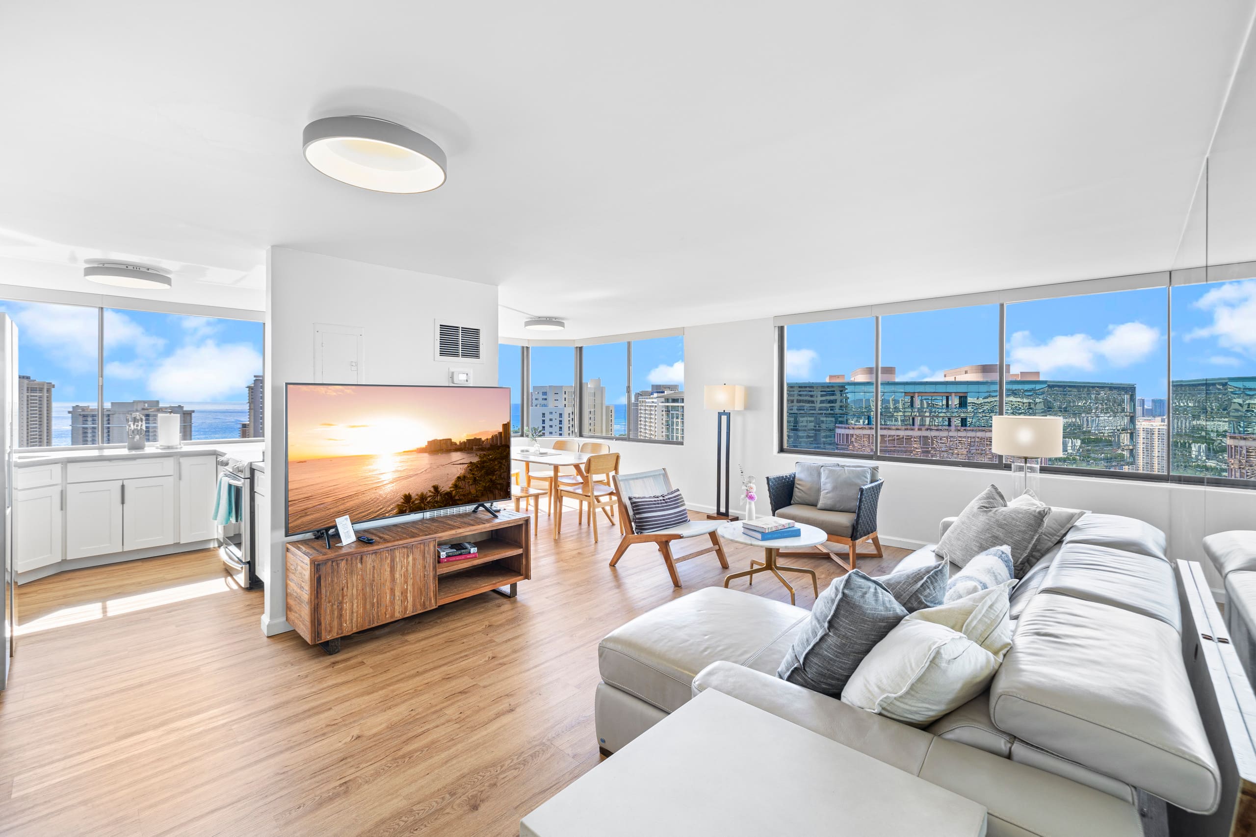 Condo in Honolulu · ★4.95 · 2 bedrooms · 4 beds · 2 baths - Image 5