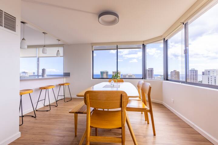 RARE – 5 Star 270° Ocean View Waikiki Penthouse